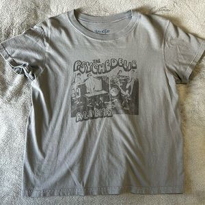 gray t shirt